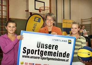 Foto Sportlandesrätin Dr. Petra Bohuslav und Schülerinnen